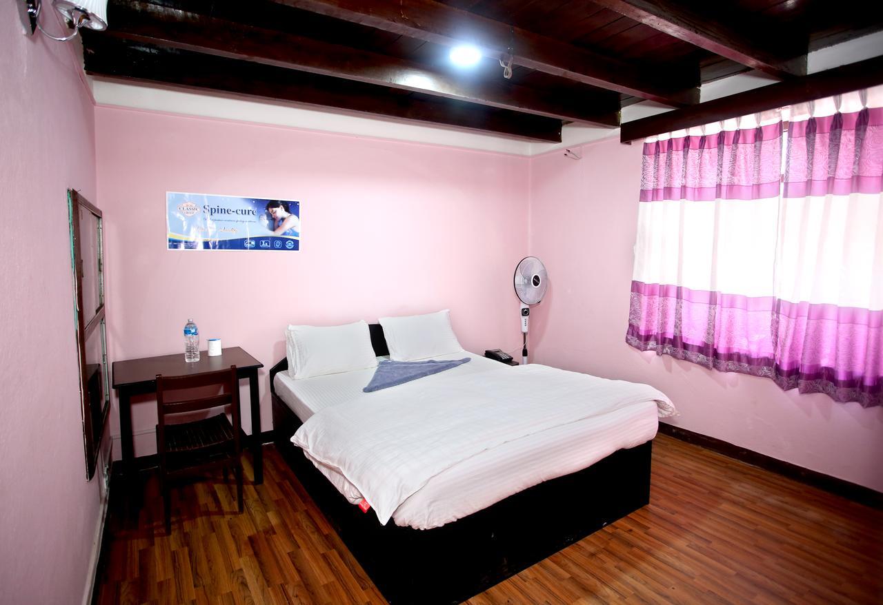 Mitra Garden Inn Kathmandu Buitenkant foto